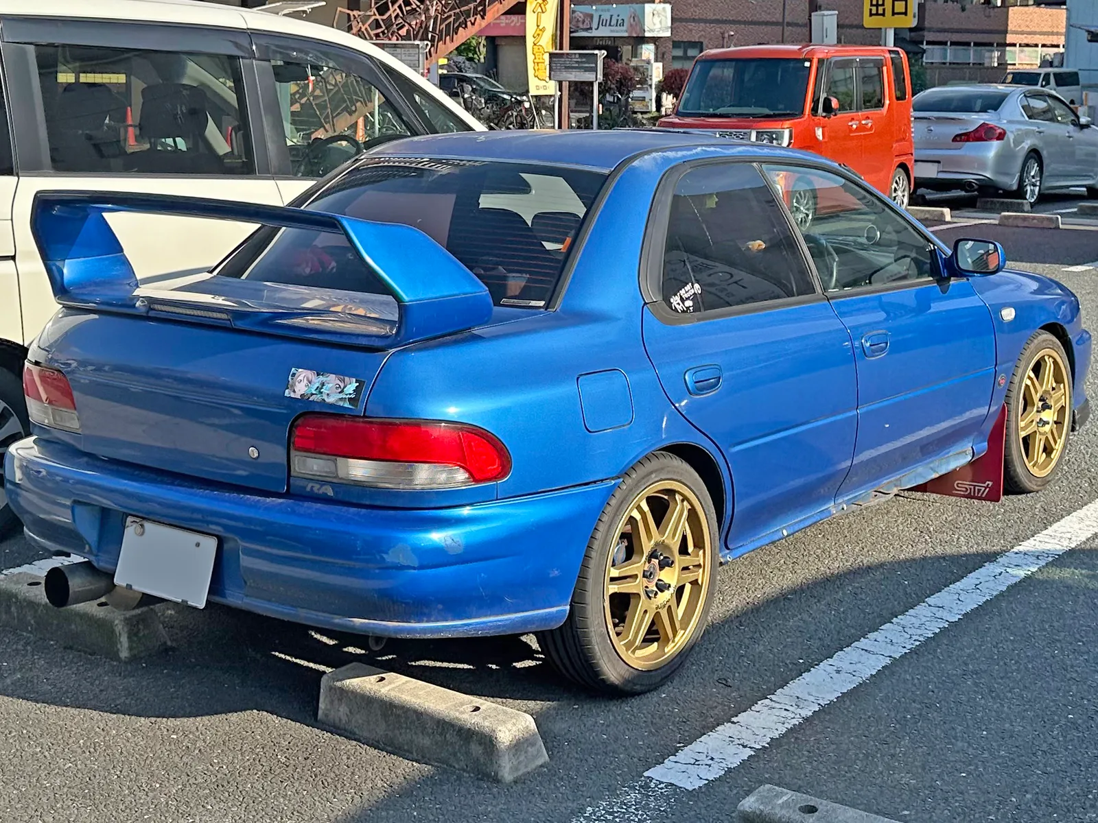Subaru Impreza WRX STi GC8 สีน้ำเงิน ล้อทอง ปีกหลังใหญ่ มุมท้ายสามส่วน