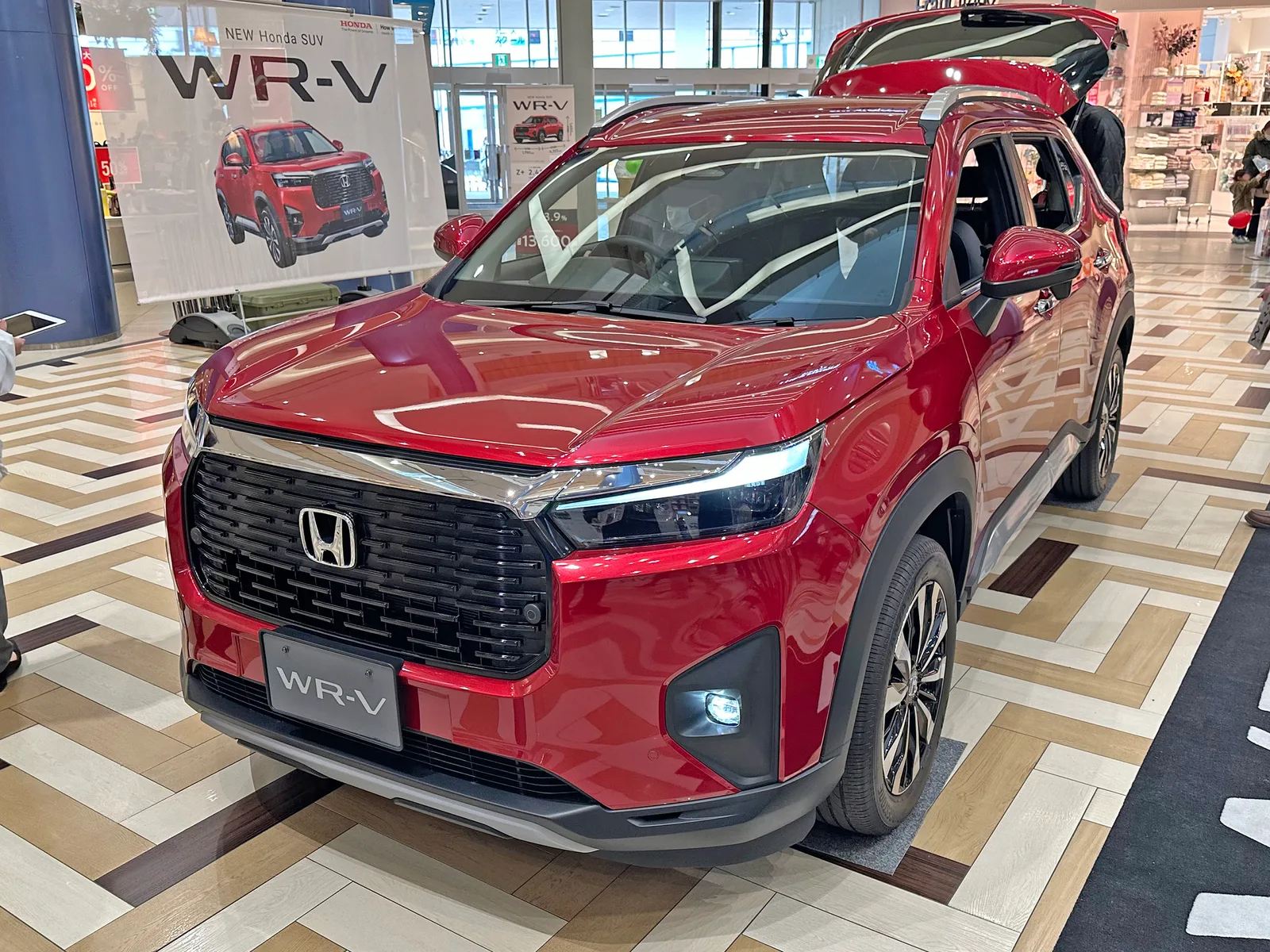Honda WR-V สีแดง หน้าสามส่วน กระจังหน้าดำและไฟหน้า LED โชว์ในห้างญี่ปุ่น