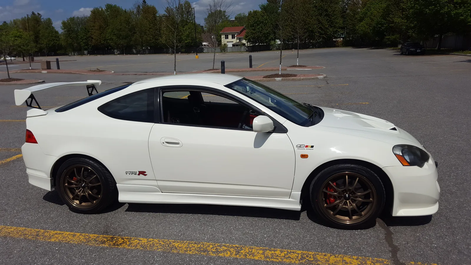 Integra Type R DC5 สีขาว ติดสติกเกอร์ MUGEN ด้านข้าง ล้อทองแดงและปีกหลัง