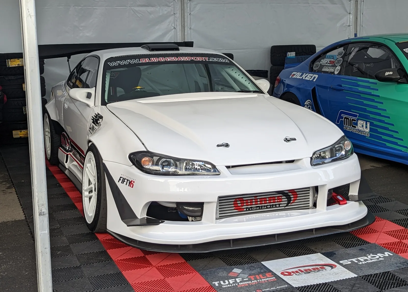 Silvia S15 สีขาวสไตล์ดริฟต์ กันชนหน้ากว้าง อินเตอร์คูลเลอร์ใหญ่ ในพิทงานแข่ง