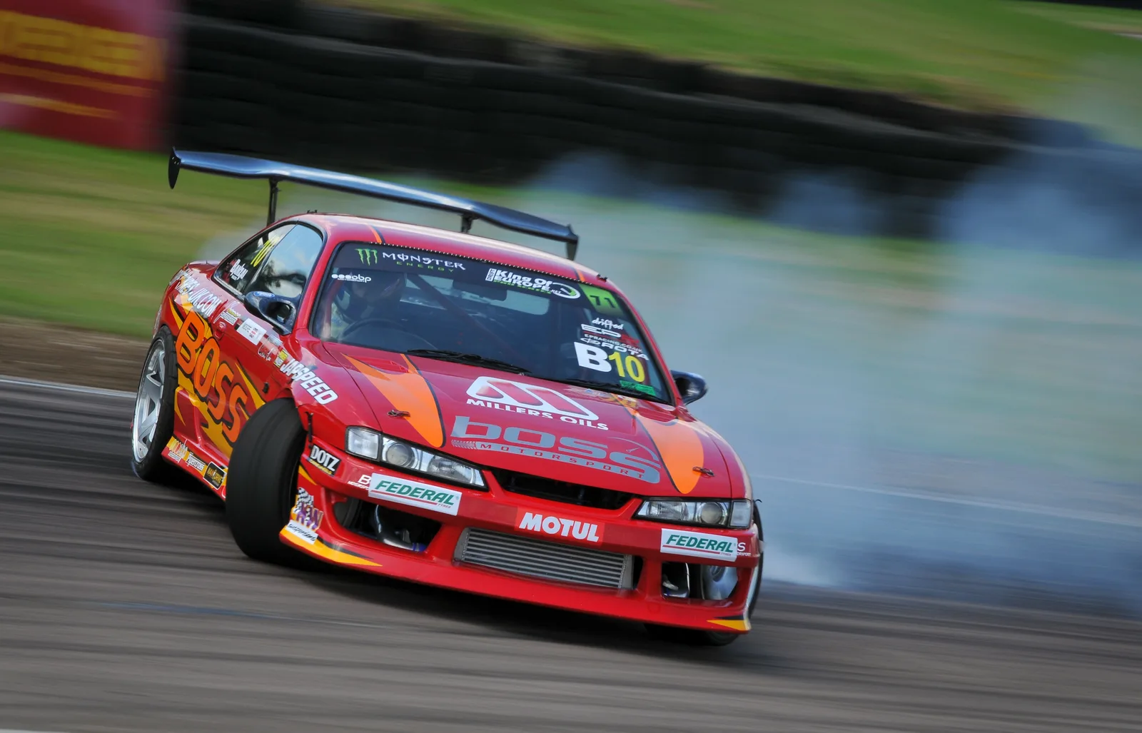Silvia S14 แดงส้ม หน้าสามส่วน ฝืนโค้งสุดแรงบนสนามแข่ง ควันฉุยตามหลัง